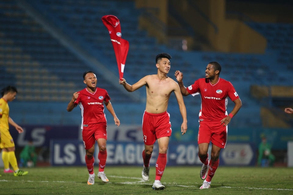 Người hùng của Viettel bị "treo giò" ở trận gặp Hà Nội FC vì cởi áo ăn mừng